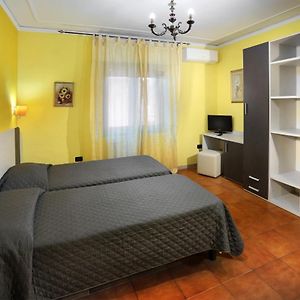Camera con letto king size in edificio annesso